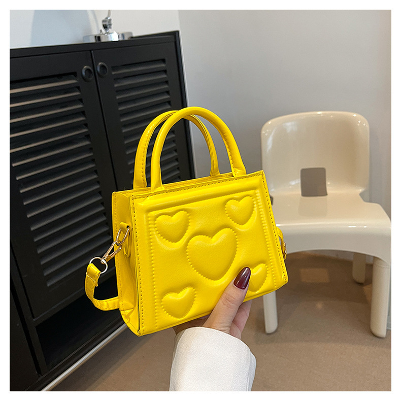 Free Shipping 2025 New Designer Bag High-end Women's Textured Fresh Solid Color Single Shoulder Handbag Casual High-quality Shopping Bag