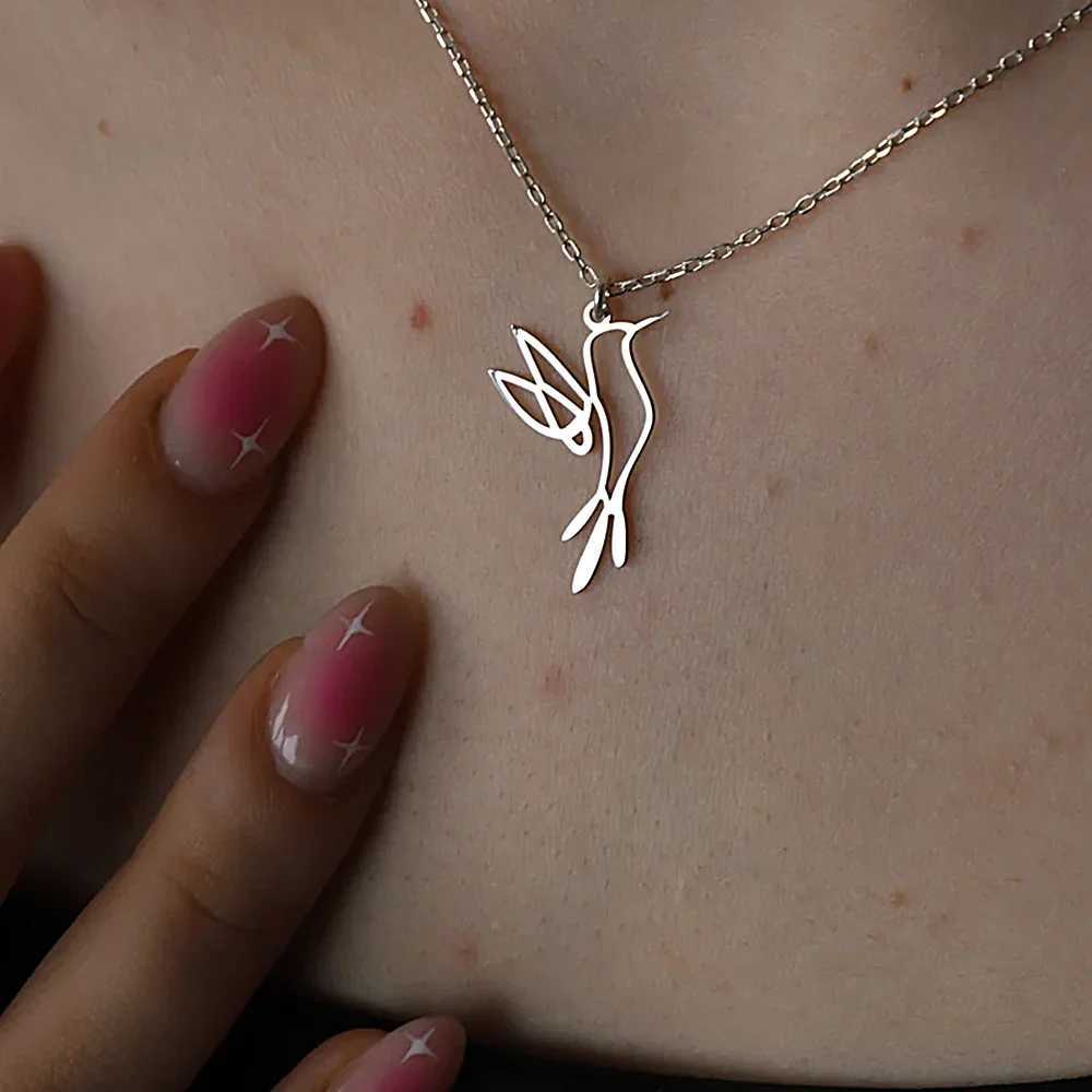 Stainless Steel Hummingbird Necklaces Pendants Silver Color Metal Polished Hollow Bird Necklace for Women Collares W250618