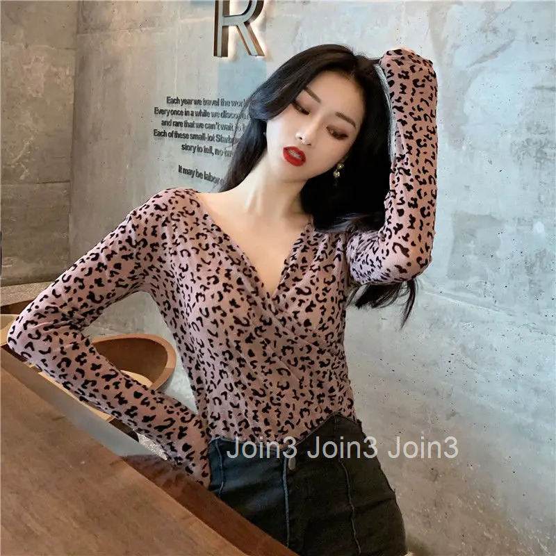 Womens T Shirts 2025 Female Tops Sexy V Neck with Print Clothes Pink Tshirts Y 2k Harajuku Xxl Emo Coquett Fitted Designer Tees