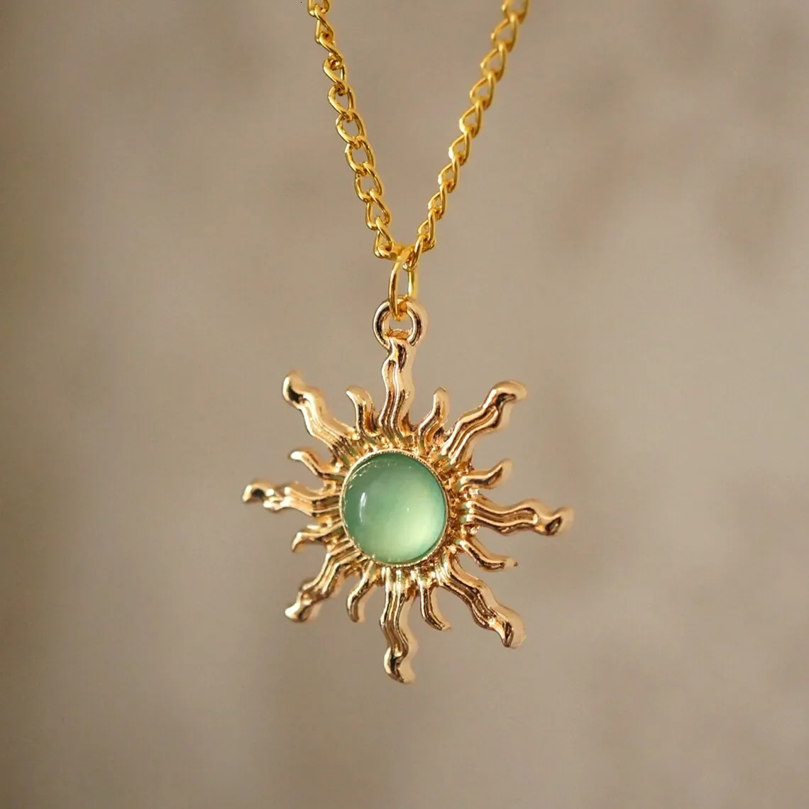Vintage Sun Earring Fashion Bohemian Jewelry Accessories Green Stone Gothic Gold Color Sun Pendant Cold Wind Ear Hook 250617