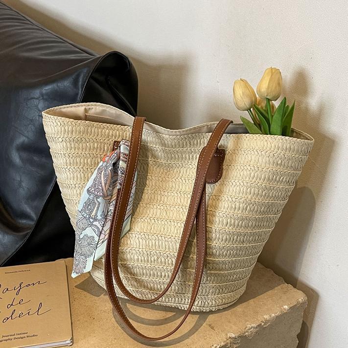 Free shipping designer Trendy Shoulder Bag Popular Woven Bag Women Bag 2025 New Large Capacity Vacation Beach Bag Commuter Straw Tote Bag