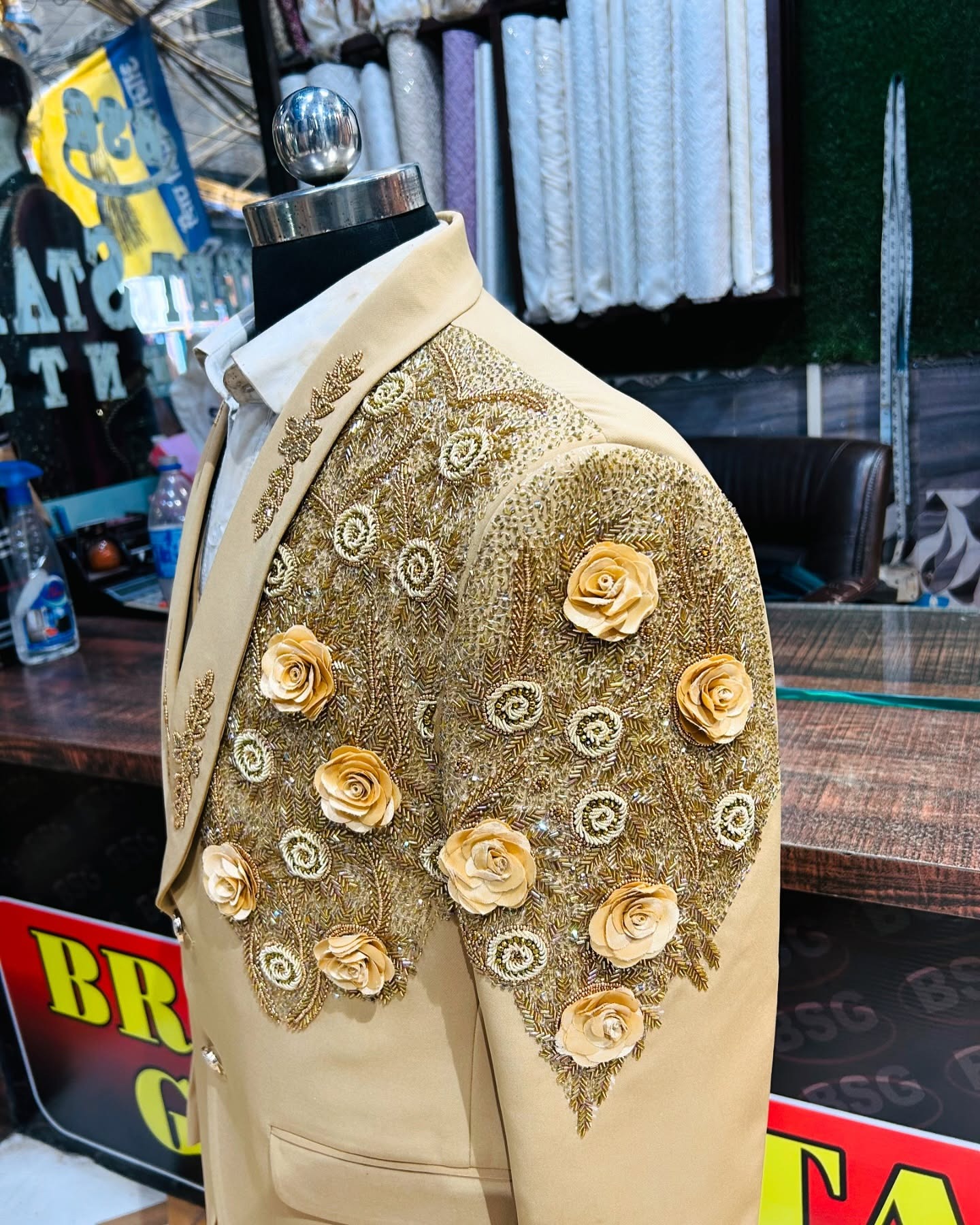 Luxury Men Suits Shawl Lapel 3D Flowers Tailor-Made One Pieces Set Jacket Only Blazer Beading One Button Groom Customized Coat Plus Size