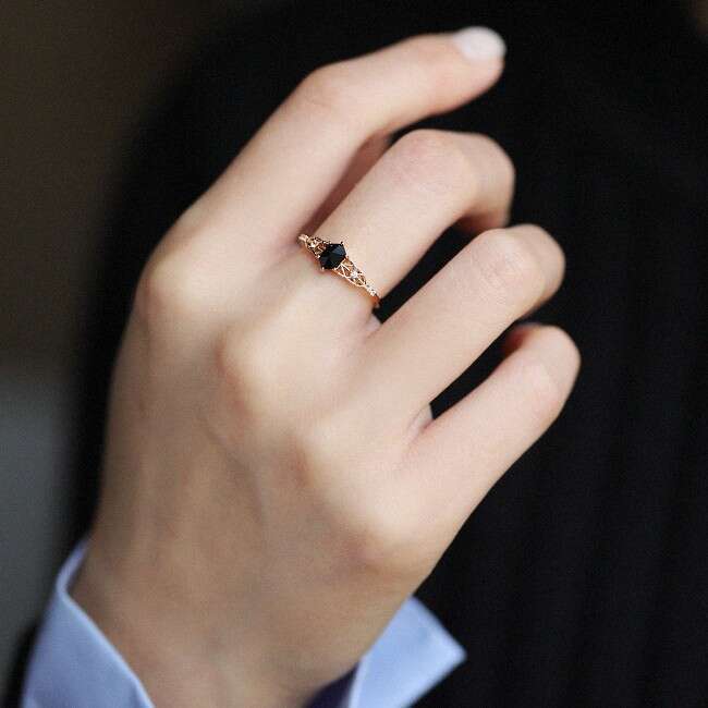 Wandering Edley" Sherlock Holmes Style Light Luxury Unisex Minimalist Black Onyx Ring Niche Design