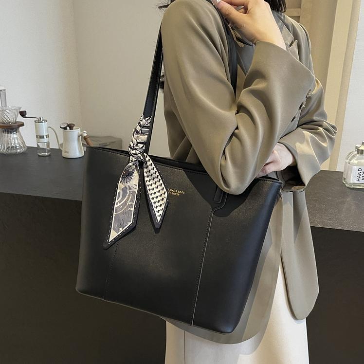 Free shipping designer Bag Tote Bag for Women 2025 New Casual Versatile Simple Shoulder Bag Large Capacity Commuter Underarm Bag