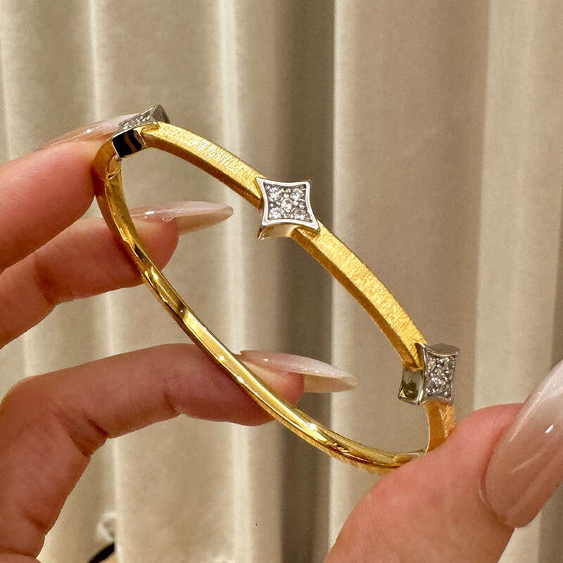 Luxury jewelry designer bracelet with a luxurious brushed square diamond bracelet women's 2025 new fashionable heavy industry four corner star di