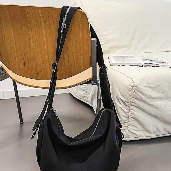 Free shipping designer Outdoor Cycling Nylon Bag for Women Large Capacity 2025 New Casual Simple Dumpling Bag Crossbody Bag with a Sense of Sophistica