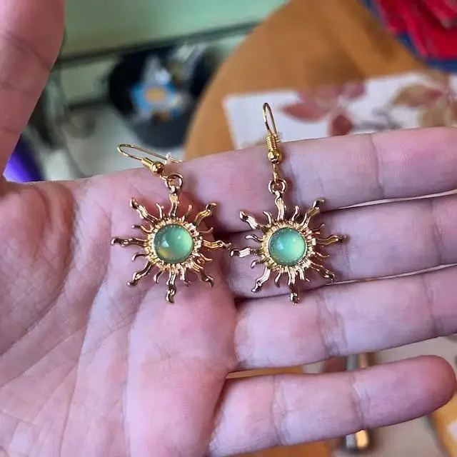 Vintage Sun Earring Fashion Bohemian Jewelry Accessories Green Stone Gothic Gold Color Sun Pendant Cold Wind Ear Hook 250617