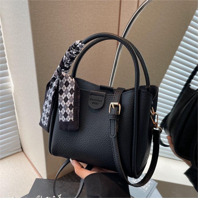 Free shipping designer Handbag Tote Bag Commuter Bag Women Bag 2025 New High-end Simple Trendy Shoulder Bag Korean Style Versatile Hot-selling Bucket 