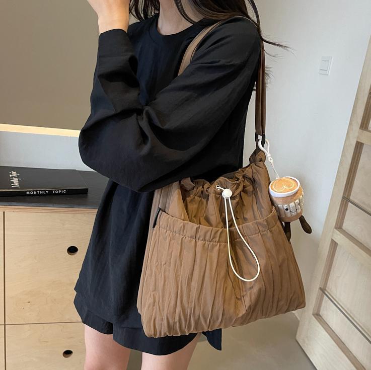 Free shipping designer Korean Style Pleated Lazy Wind Bucket Bag for Women 2025 New Versatile Commuter Shoulder Bag Casual Trendy Fashion Crossbody Ba