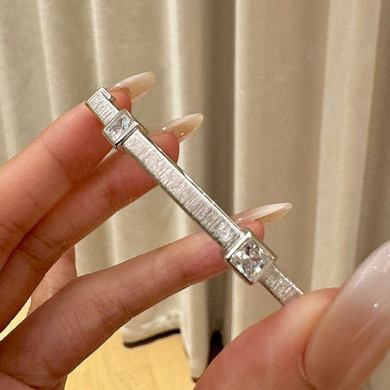 Luxury jewelry designer bracelet with a luxurious brushed square diamond bracelet women's 2025 new fashionable heavy industry four corner star di