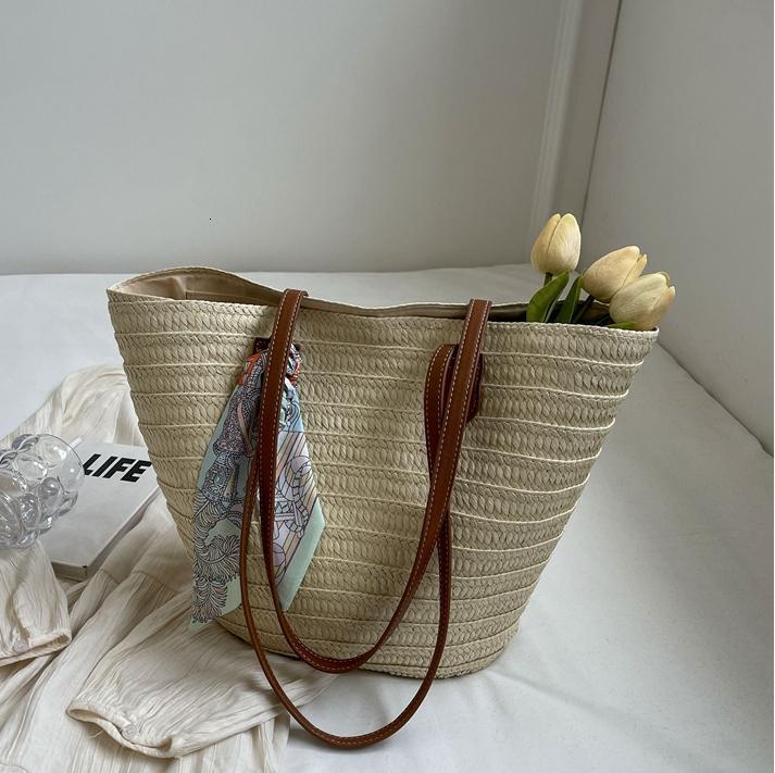 Free shipping designer Trendy Shoulder Bag Popular Woven Bag Women Bag 2025 New Large Capacity Vacation Beach Bag Commuter Straw Tote Bag