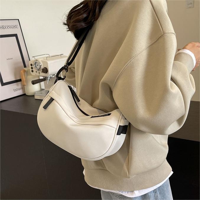Free shipping designer High-End Casual Simple Canvas Bag for Women New Fashion Versatile Saddle Bag Portable Commuter Bag Crossbody Bag