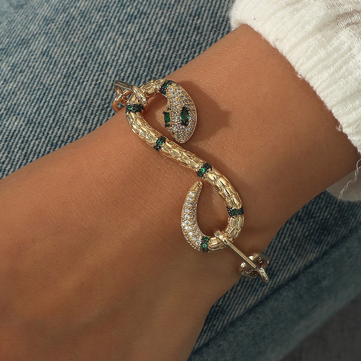 Fashionable Gold-Plated Chain Bracelet for Women with Inlaid and Green Snake Design