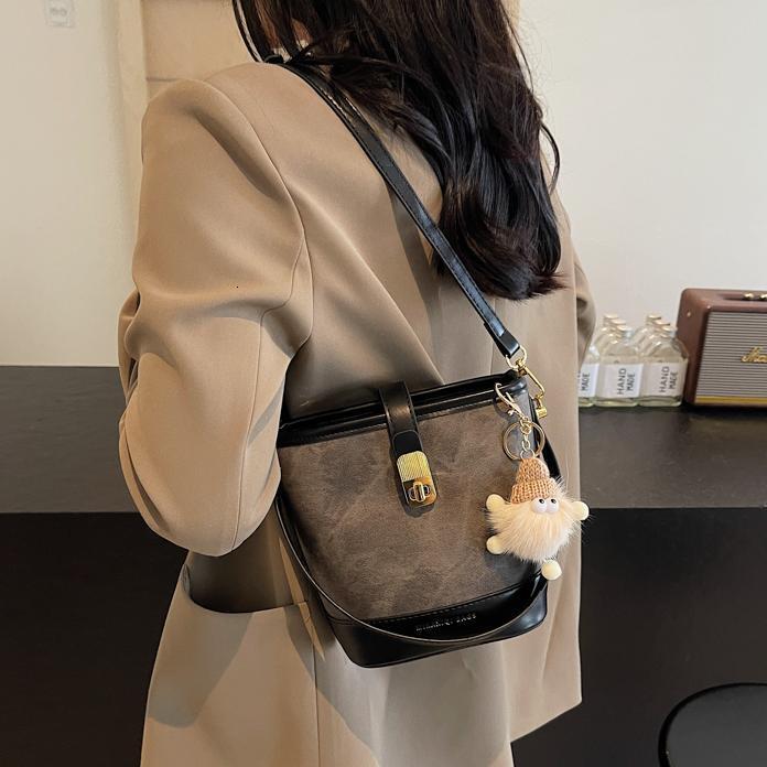 Free shipping designer Bucket Bag Women Bag 2025 New Autumn Winter Niche Design Bag Women Bag High-end Color-blocking Retro Hot-selling Crossbody Bag