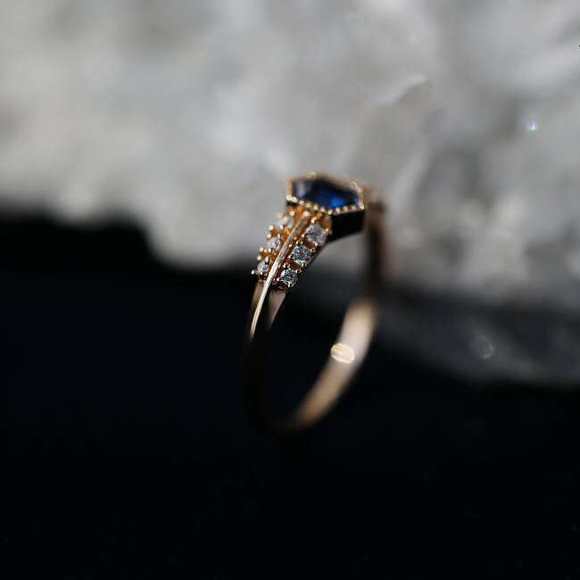 Rome Once Upon a Time Inlaid Deep Blue Zircon Shield for Women Ins High-end Niche Ring