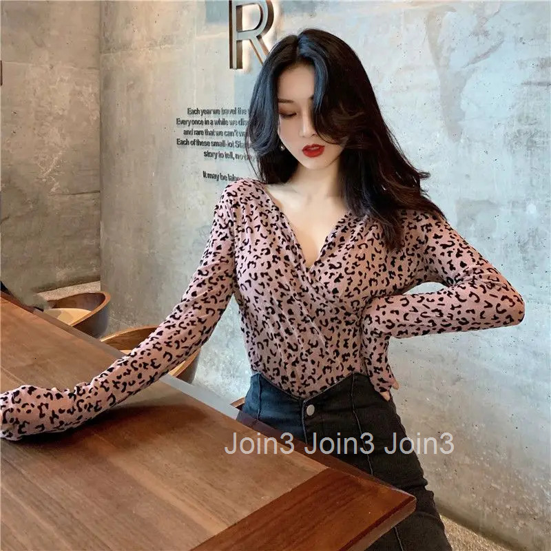 Womens T Shirts 2025 Female Tops Sexy V Neck with Print Clothes Pink Tshirts Y 2k Harajuku Xxl Emo Coquett Fitted Designer Tees