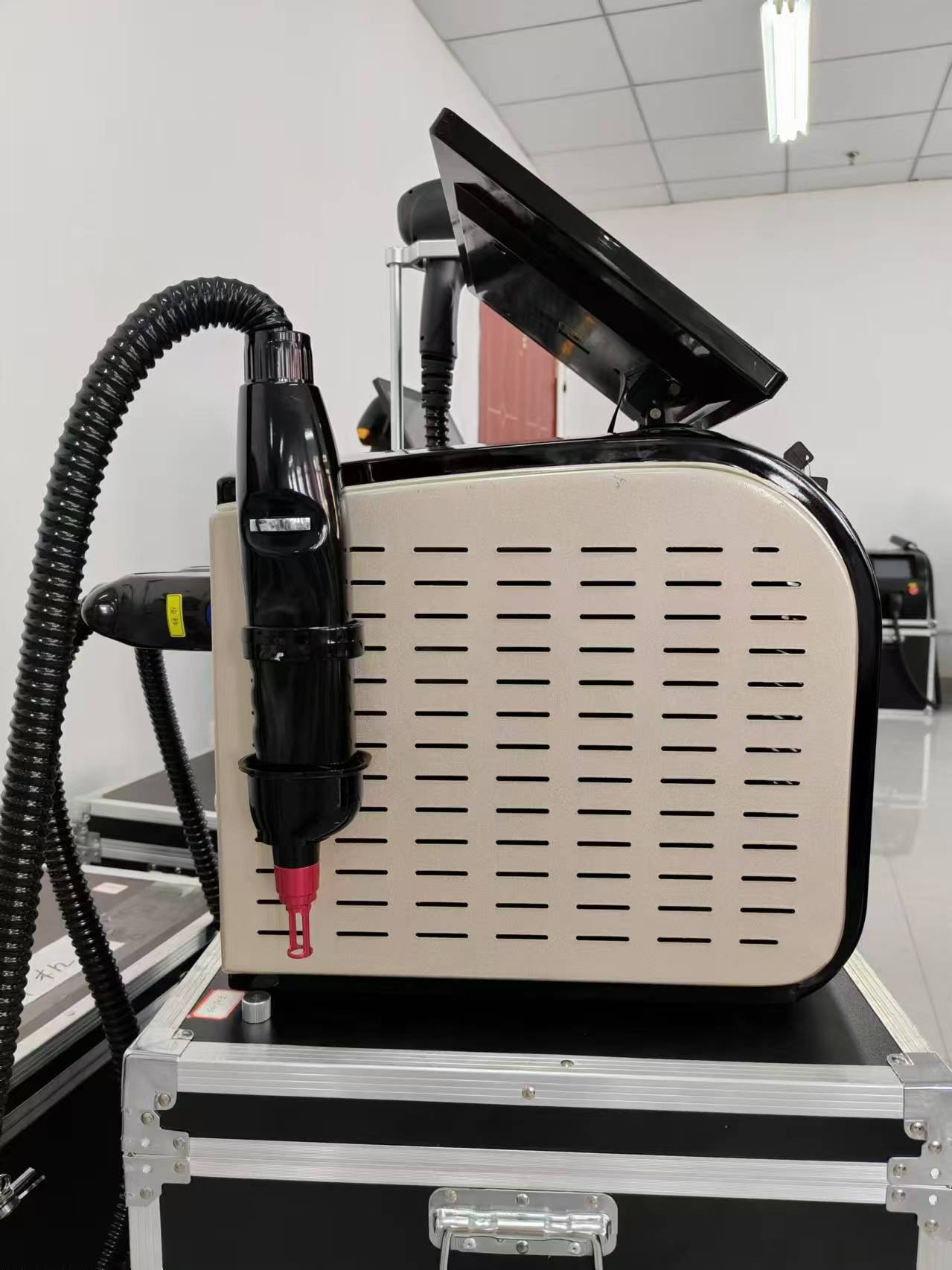 808nm 2 in 1 Diode Laser Hair Removal and Tattoo Removal 755/808/1064nm Precise Wavelength Smooth Skin Rejuvenation