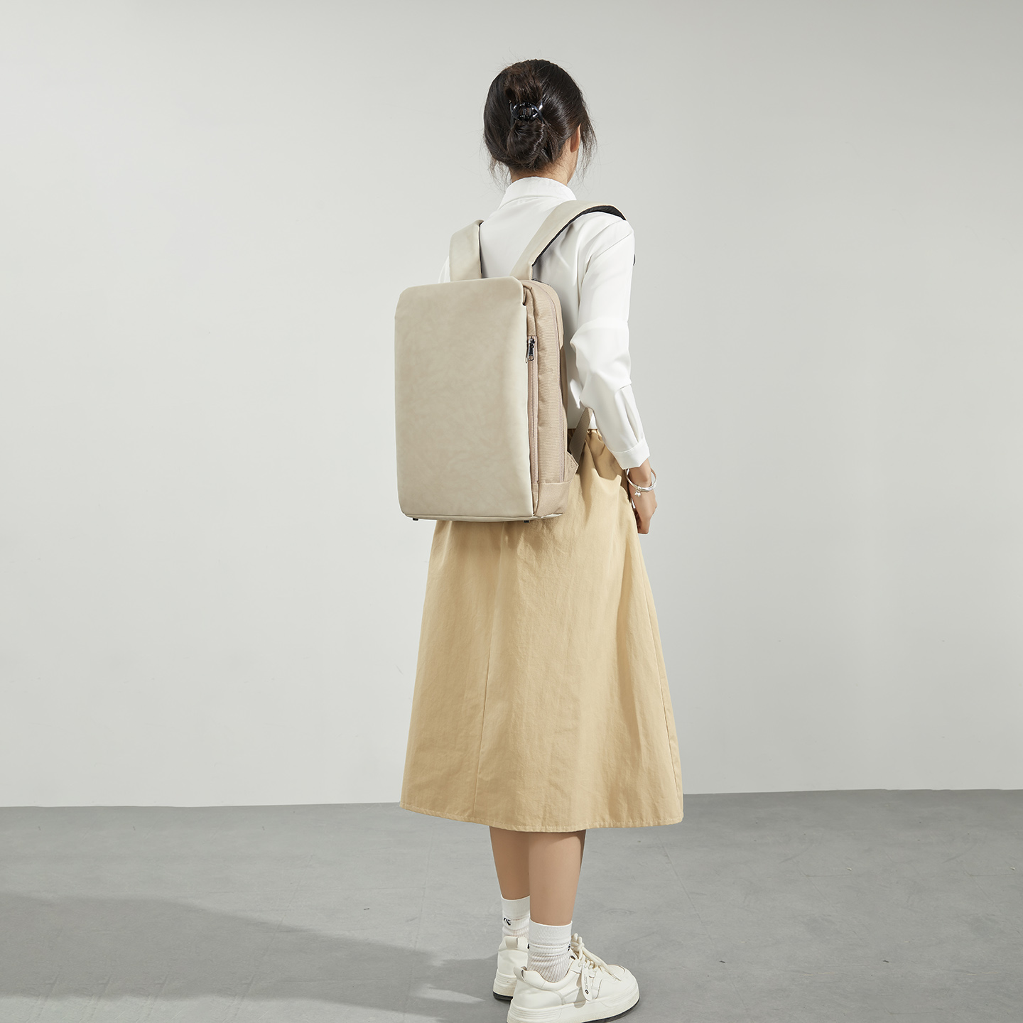 Multi functional leather backpack, women's 2025 new business commuting computer backpack, large capacity leisure women's backpack
