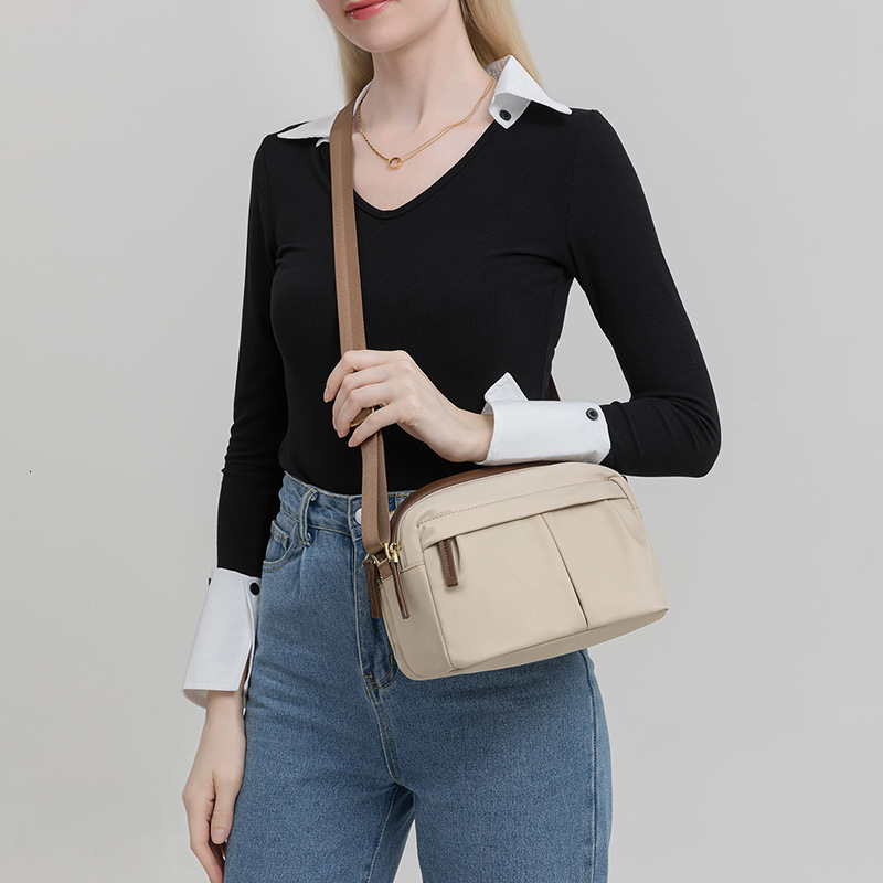 Free Shipping For Designers Women's Crossbody Bag 2025 Luxury Bag New Fashion Small Bag Versatile Personality Shoulder Bag Commuter Solid Color S