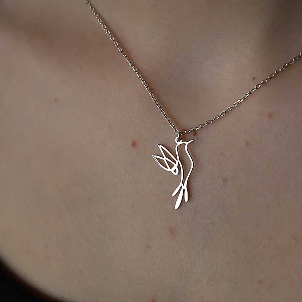 Stainless Steel Hummingbird Necklaces Pendants Silver Color Metal Polished Hollow Bird Necklace for Women Collares W250618