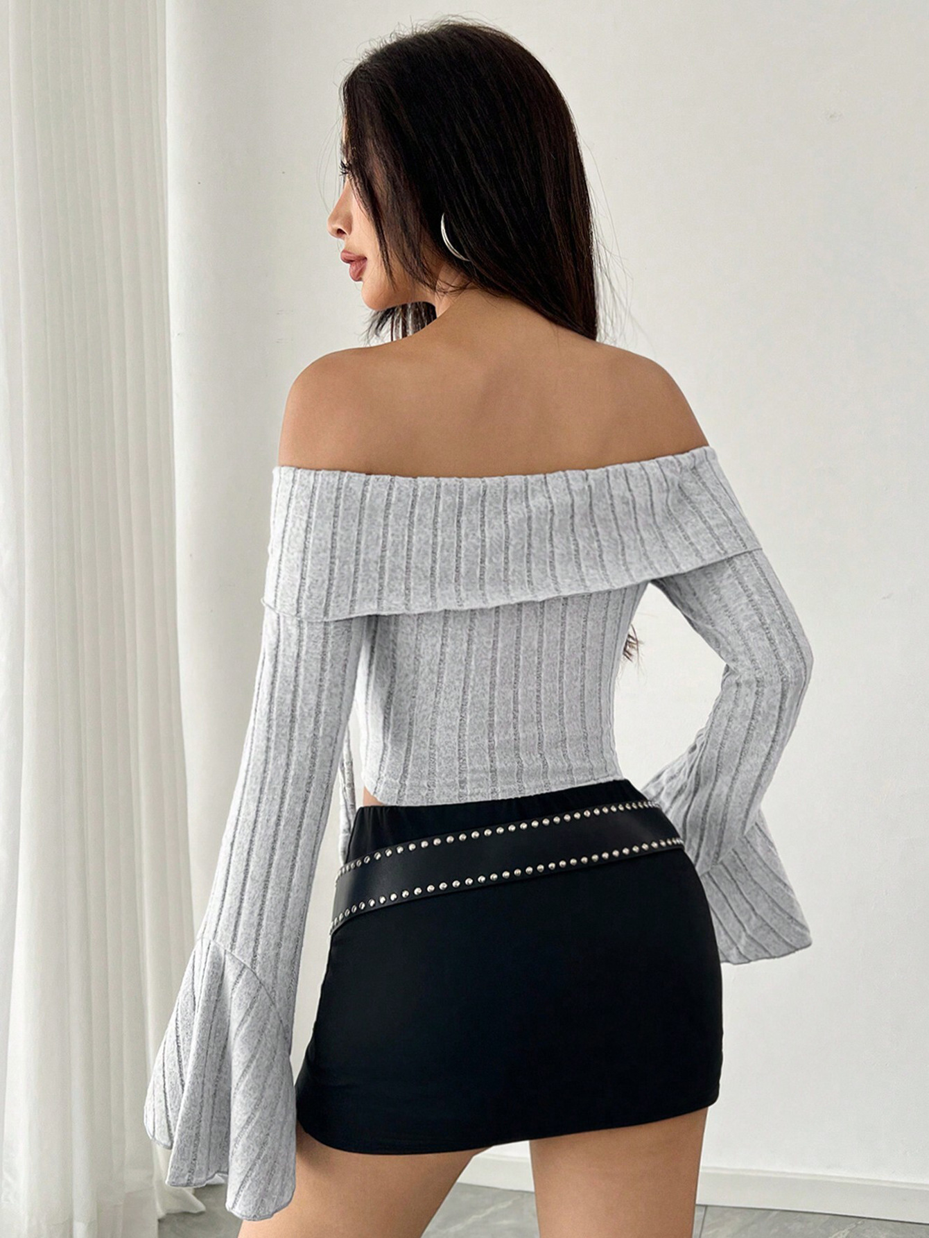 Hot selling Queen's temperament one neck T-shirt with autumn and winter flared sleeves, short style with exposed navel top