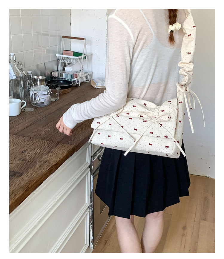 Free shipping designer Bag Wrinkled Canvas Bag Large Capacity 2025 New Underarm Bag Versatile Casual Shoulder Bag Commuter Bag Handbag Women Bag