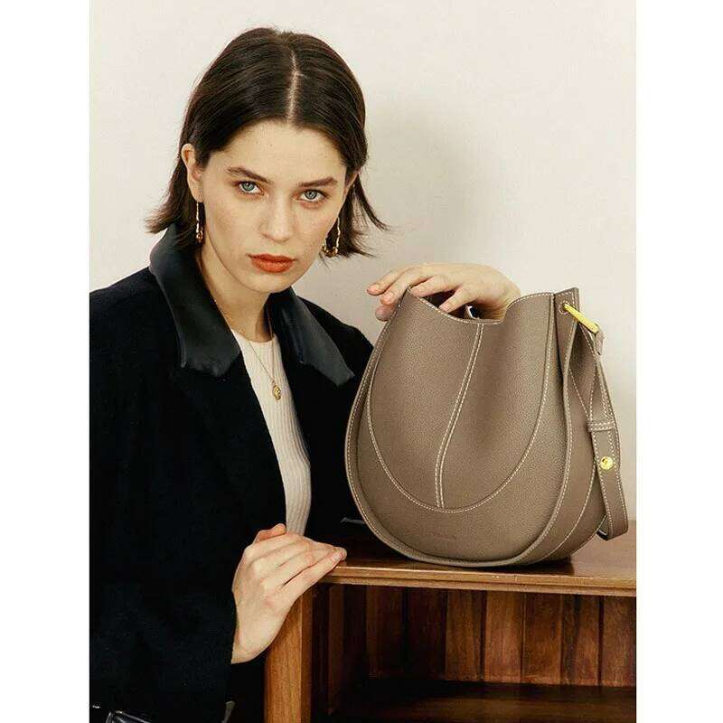 Large capacity single shoulder crossbody bucket soft niche light leather women's bag new trendy saddle bags