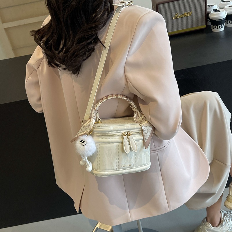 Free shipping designer Bag High-End Simple Versatile Women Bag 2025 Spring Summer New Niche Design Bucket Bag Korean Style Handbag Shoulder Bag