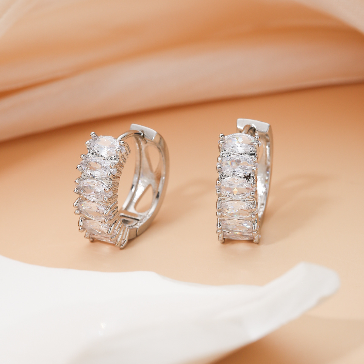 Light Style Hoop with High-end Feel, Simple Fashionable and Elegant Hollow Dia-studded Earrings
