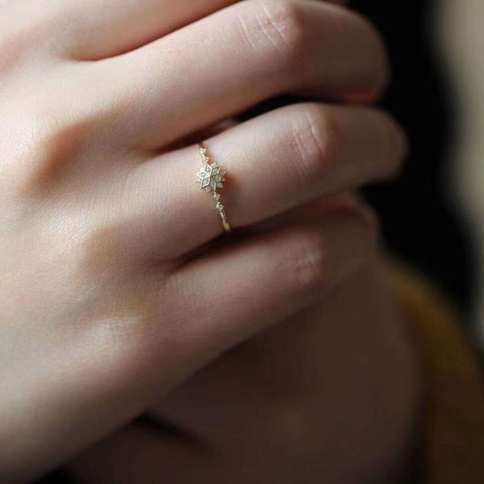Golden Winter Snowflake Ring for Women, Internet Celebrity Style, Trendy Finger Ring, Ins Popular Wedding Fashion, Unique and Elegant