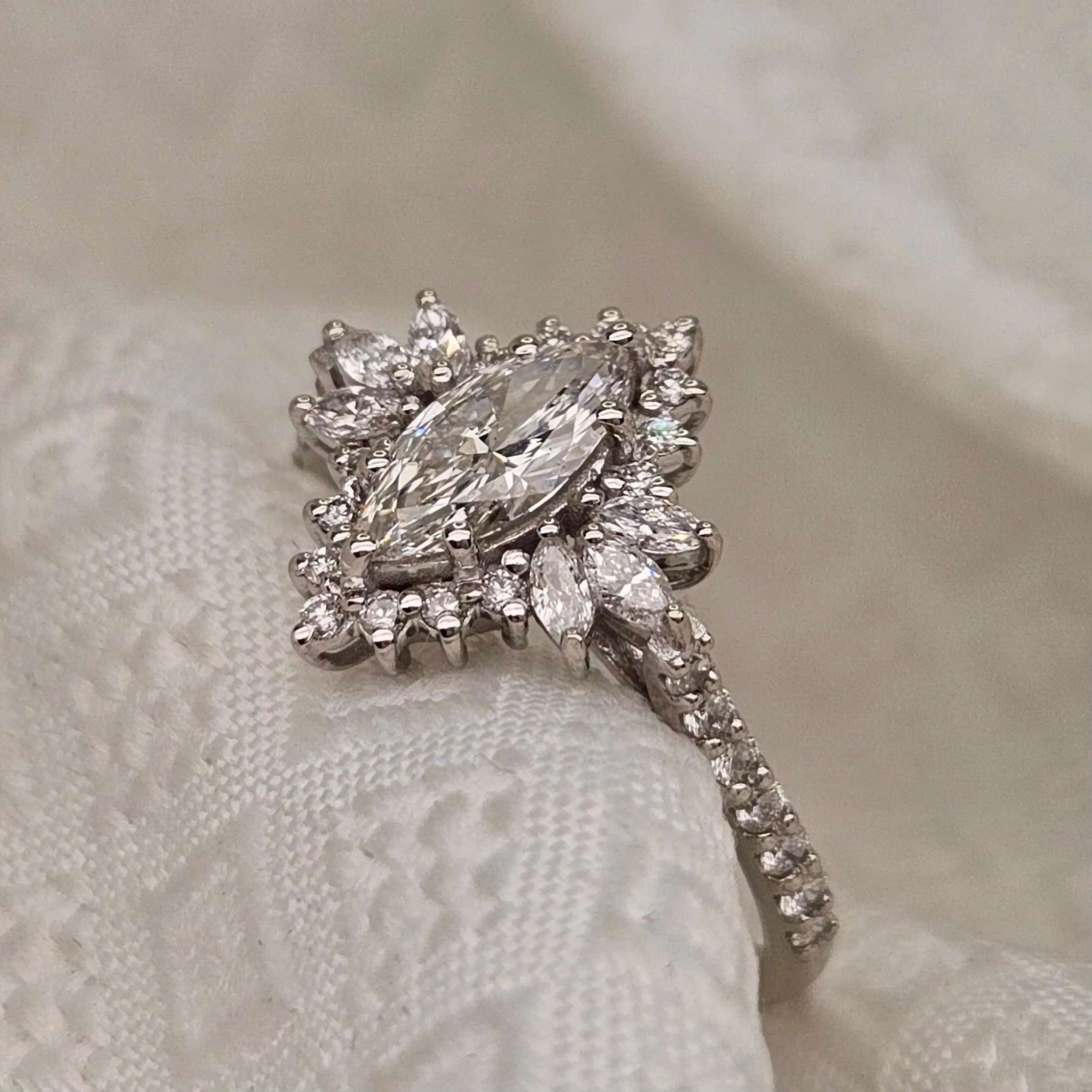 lab grown Luxury 925 Sterling Silver Moissanite Diamond Ring Classic Style Wedding Engagement Jewelry Wife Girlfriend Cut Diamond Parties cvd diamond 