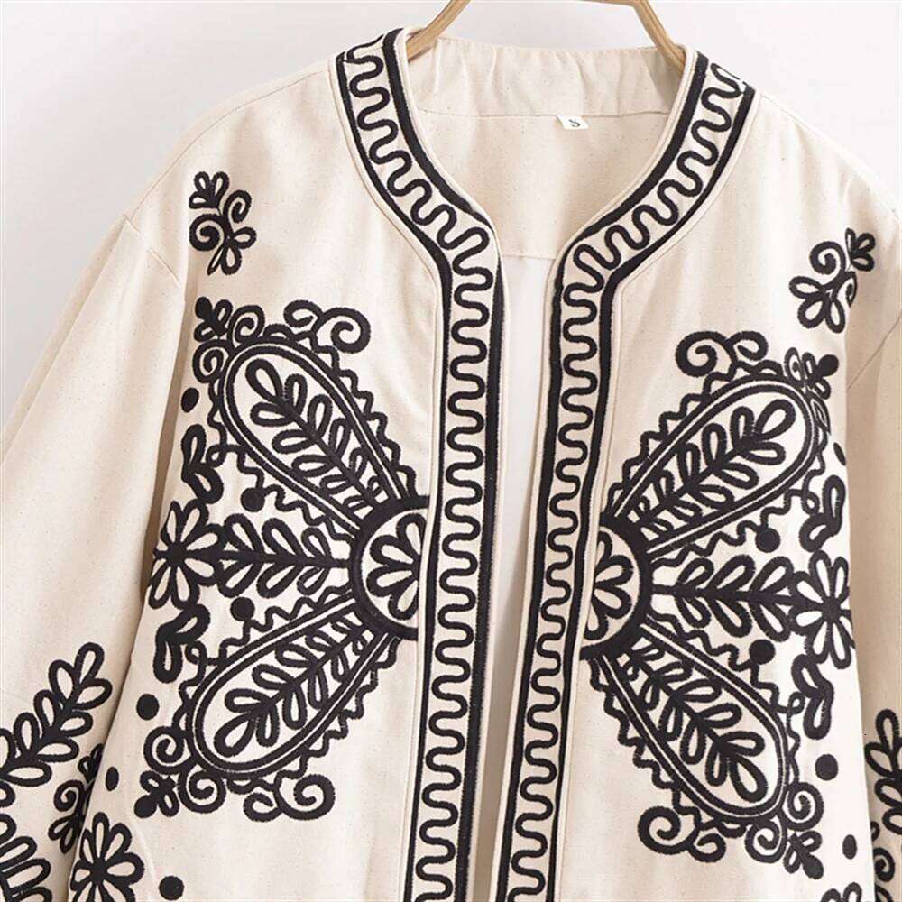 Winter New Women's Clothing Style Simple And Versatile Loose Embroidered Design Long Sleeve Round Neck Short Coat