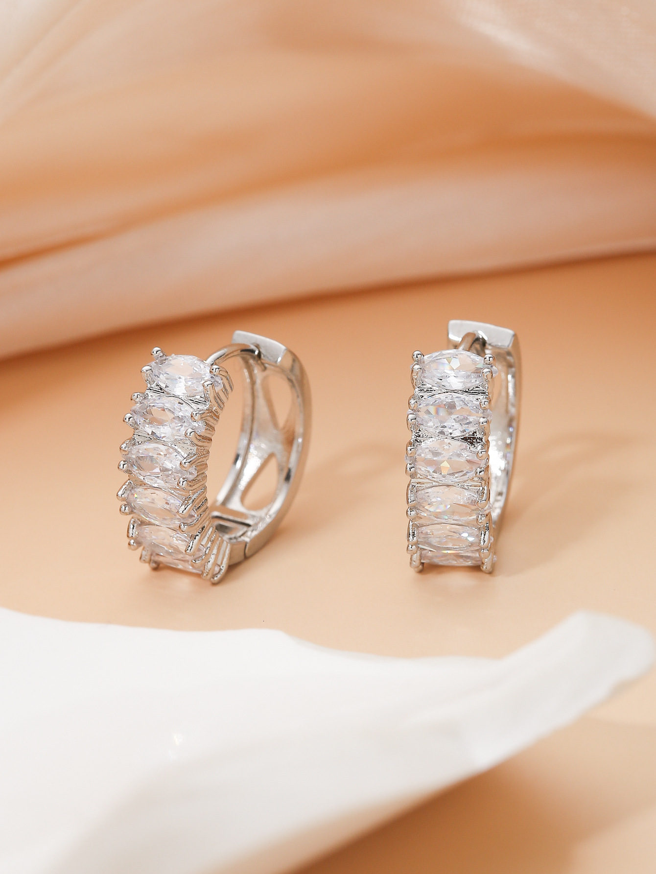 Light Style Hoop with High-end Feel, Simple Fashionable and Elegant Hollow Dia-studded Earrings