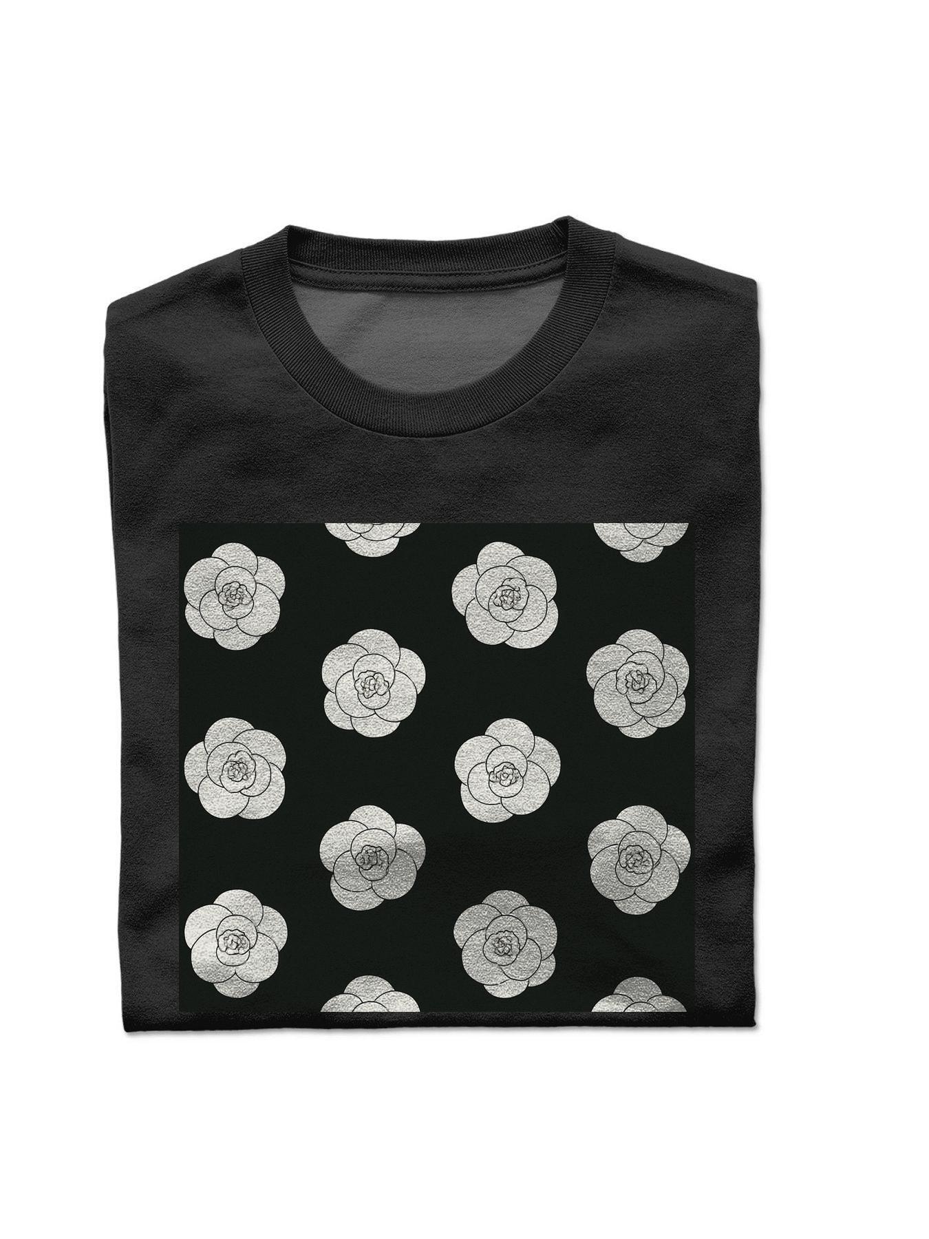 T-shirt with a pattern of white roses on the front Round collar T Shirts