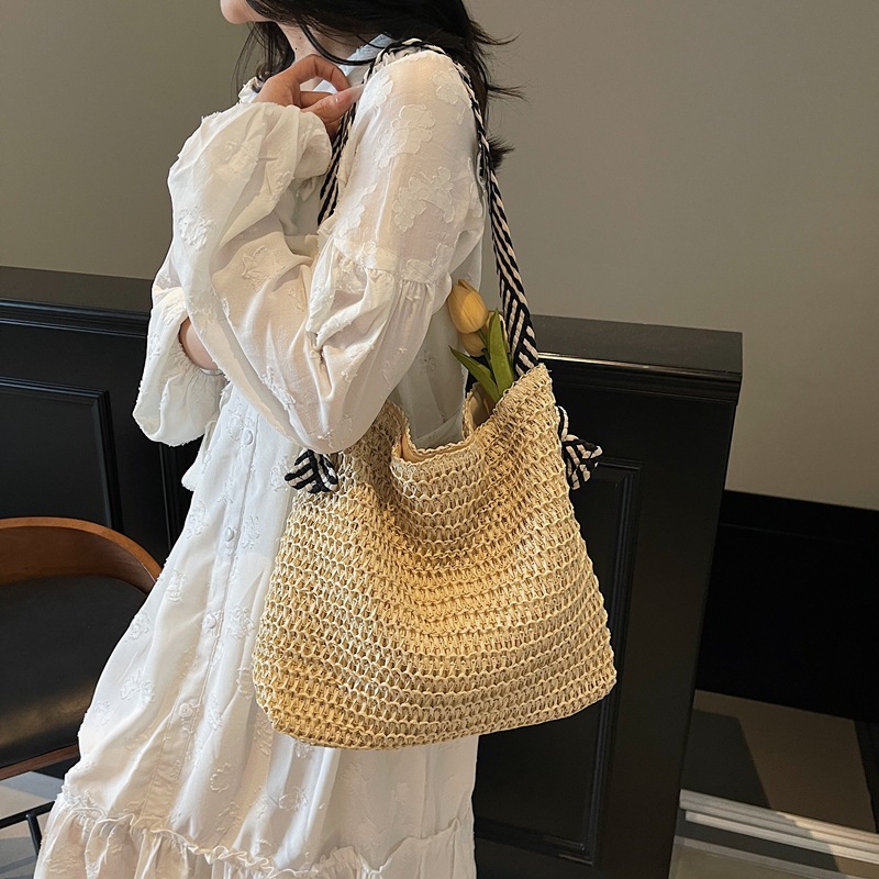 Free shipping designer Straw Woven Bag for Women 2025 New Beach Vacation Woven Bag Commuter Shoulder Bag Large Capacity Tote Bag