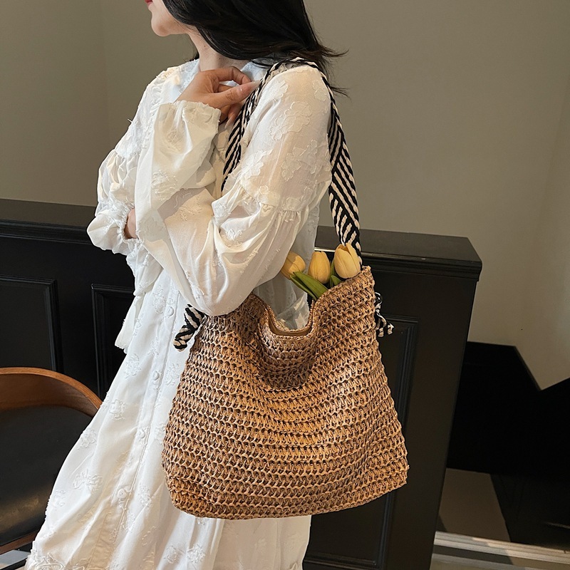 Free shipping designer Straw Woven Bag for Women 2025 New Beach Vacation Woven Bag Commuter Shoulder Bag Large Capacity Tote Bag