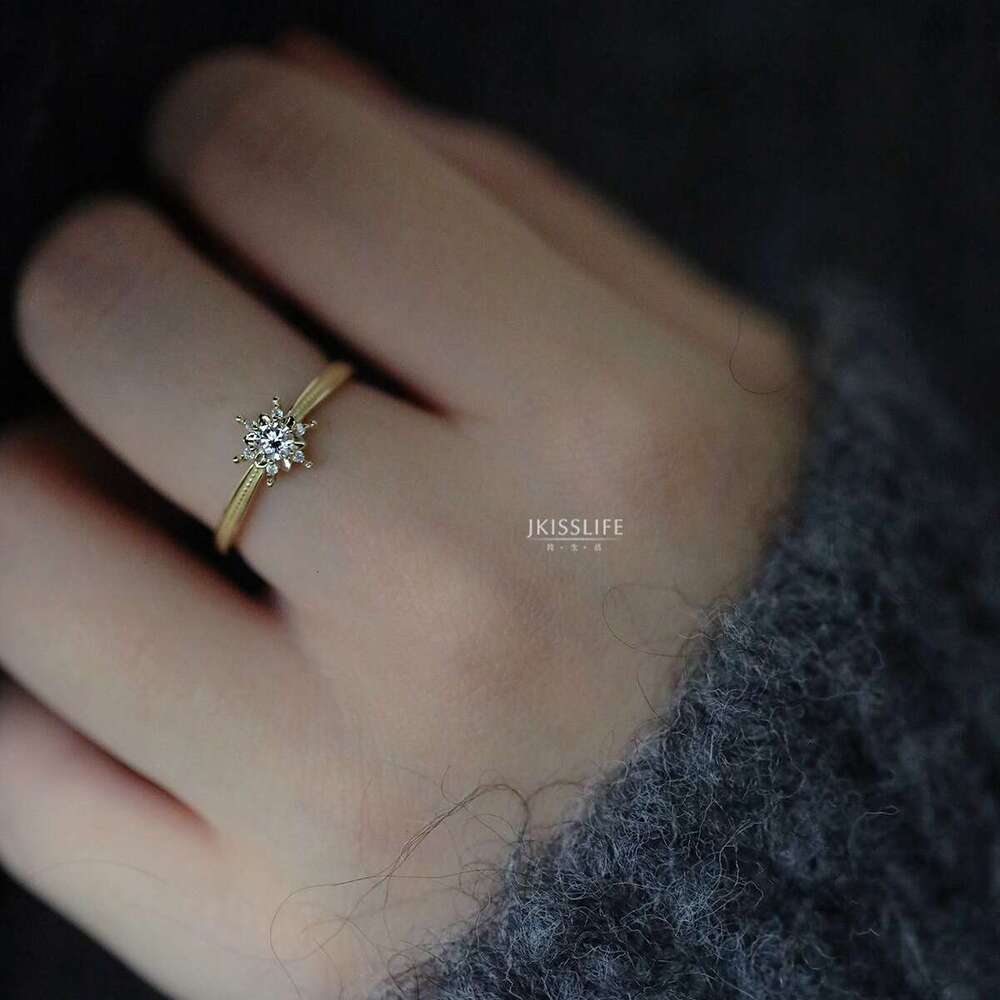 First Snow Shining Live Same Style Snowflake Inlaid Light Luxury Ring Exquisite and Beautiful French Romantic Gift