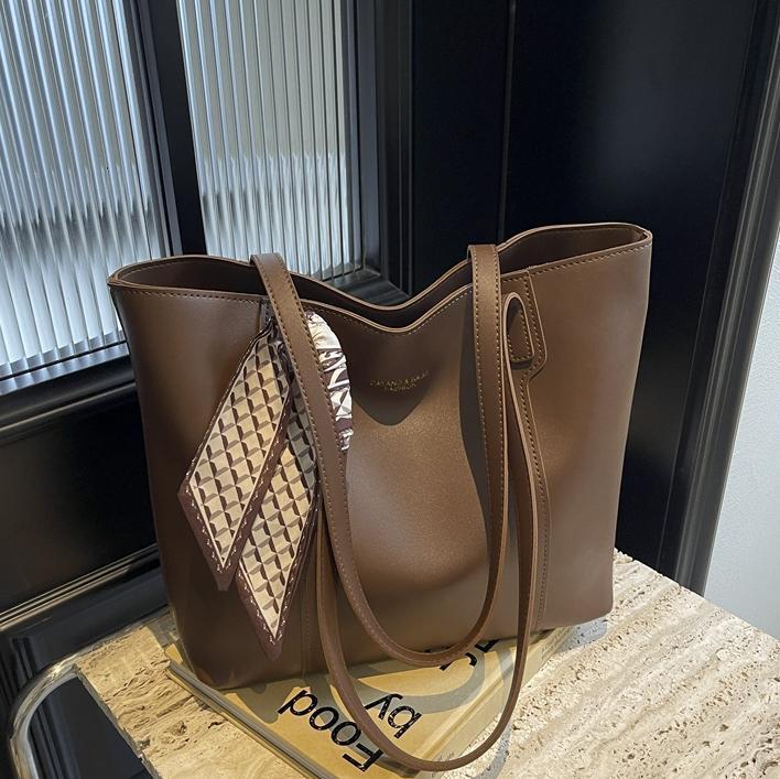 Free shipping designer Bag Tote Bag for Women 2025 New Casual Versatile Simple Shoulder Bag Large Capacity Commuter Underarm Bag