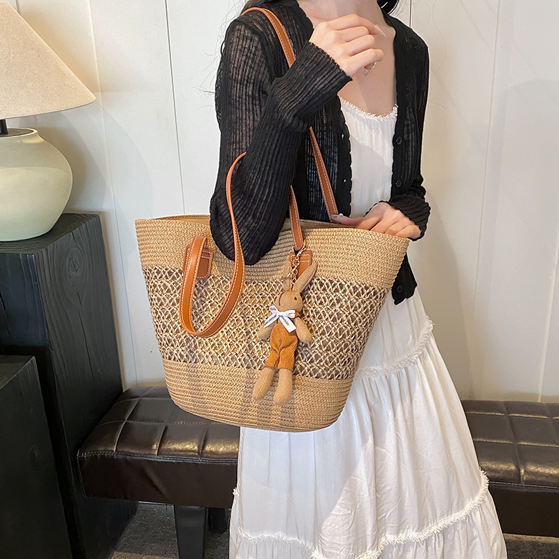 Free shipping designer Vacation Woven Bag Women's Beach Straw Bag 2025 New Fashion Versatile Commuter Shoulder Bag Tote Bag