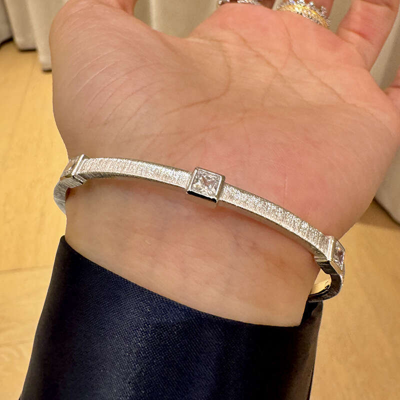 Luxury jewelry designer bracelet with a luxurious brushed square diamond bracelet women's 2025 new fashionable heavy industry four corner star di