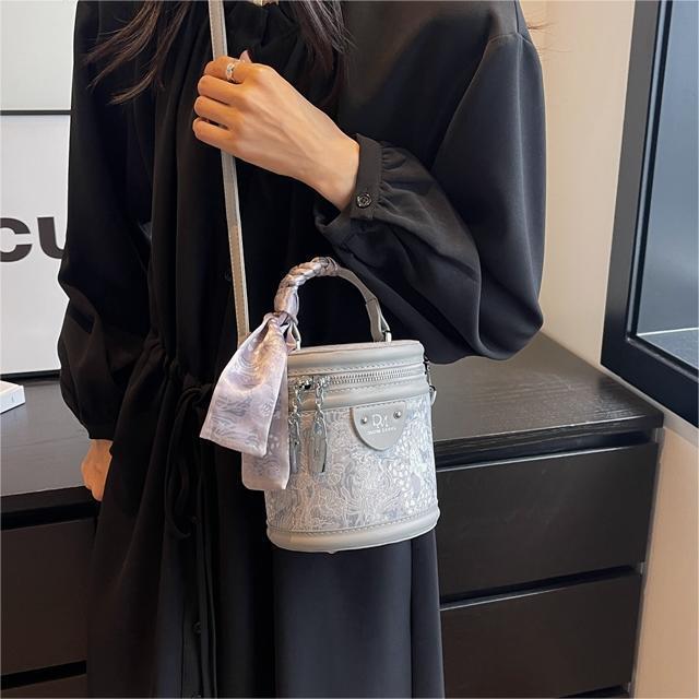 Free shipping designer Bag High-End Fashion Casual Niche Texture Bucket Bag 2025 New Women Bag Trendy Versatile Internet Celebrity Crossbody Bag Women