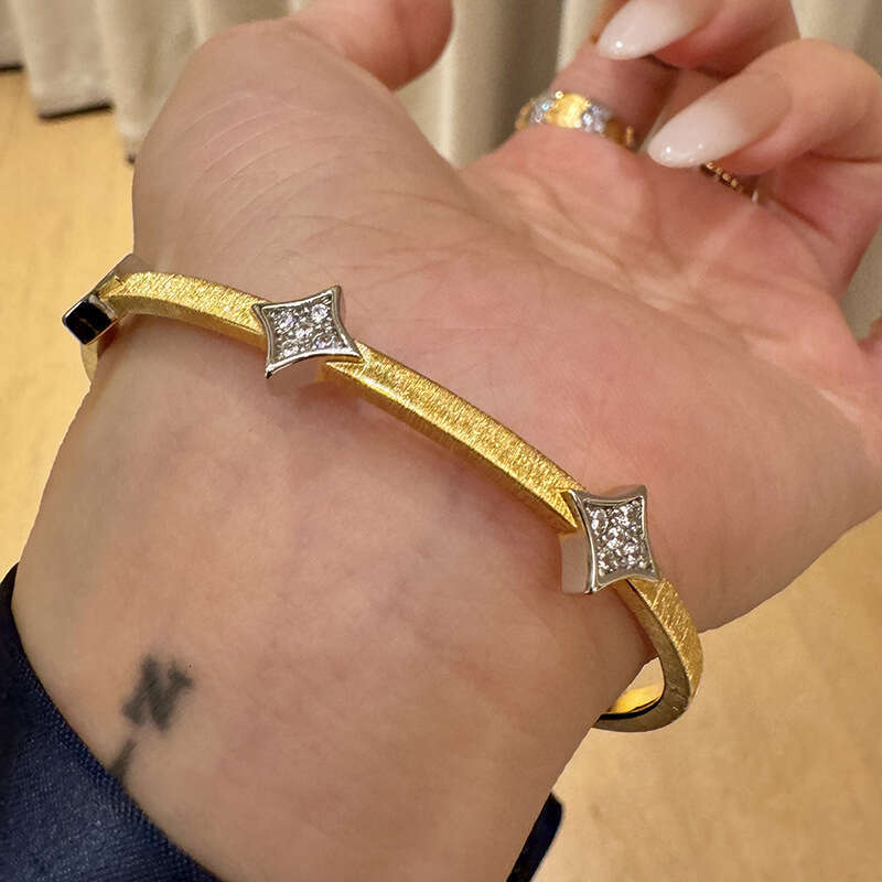 Luxury jewelry designer bracelet with a luxurious brushed square diamond bracelet women's 2025 new fashionable heavy industry four corner star di