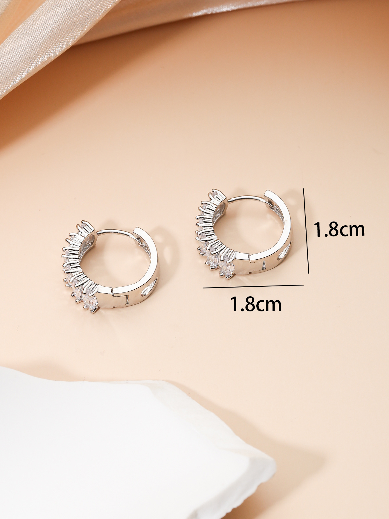 Light Style Hoop with High-end Feel, Simple Fashionable and Elegant Hollow Dia-studded Earrings