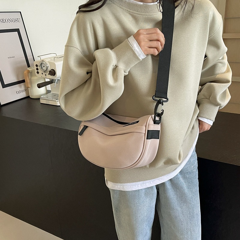 Free shipping designer High-End Casual Simple Canvas Bag for Women New Fashion Versatile Saddle Bag Portable Commuter Bag Crossbody Bag