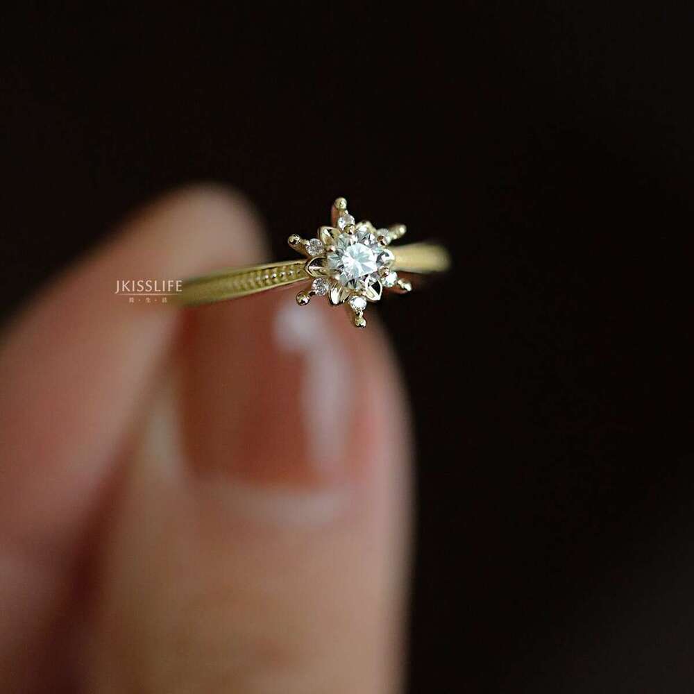 First Snow Shining Live Same Style Snowflake Inlaid Light Luxury Ring Exquisite and Beautiful French Romantic Gift