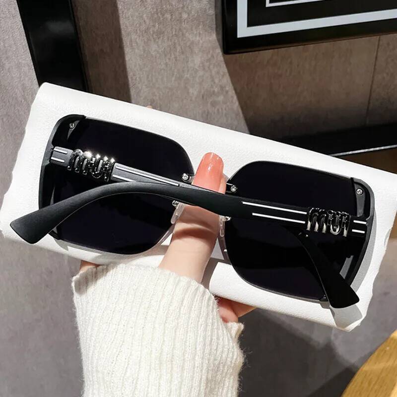 2024 New Fashion Cool Sunglasses Women Brand Letters Anti Strong Light Vintage Rimless Sun Glasses Ladies Gafas UV400