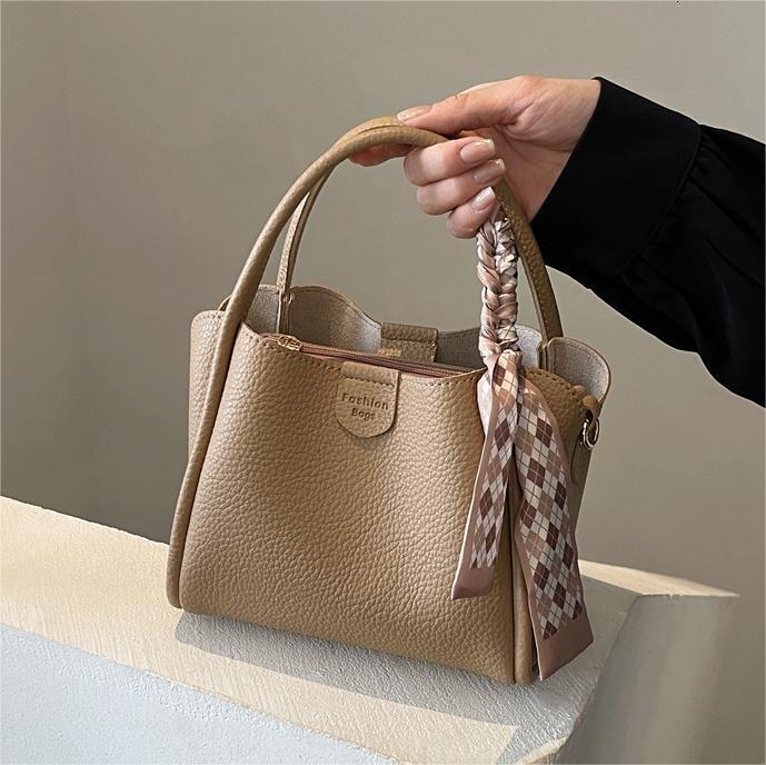 Free shipping designer Handbag Tote Bag Commuter Bag Women Bag 2025 New High-end Simple Trendy Shoulder Bag Korean Style Versatile Hot-selling Bucket 