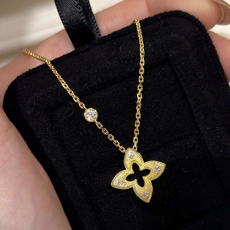 Luxury jewelry designer hollowed out brushed clover Bubu Style Necklace for Women 2025 New Heavy Craft Hollow Micro-Inlaid Four-Leaf Clover Clavicle C