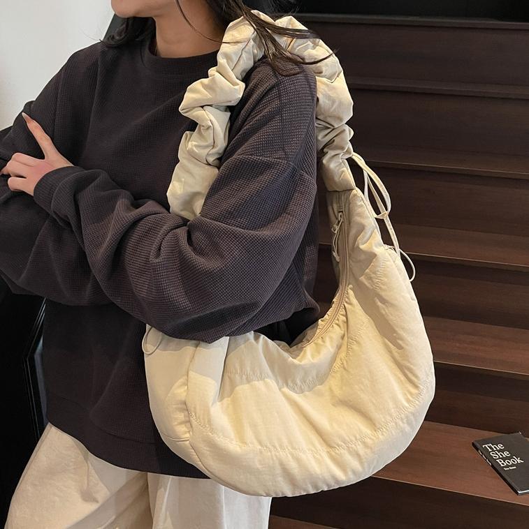 Free shipping designer Hot-Selling Commuter Dumpling Bag Large Capacity 2025 New Simple Fashion Shoulder Bag Pleated Crossbody Bag for Women