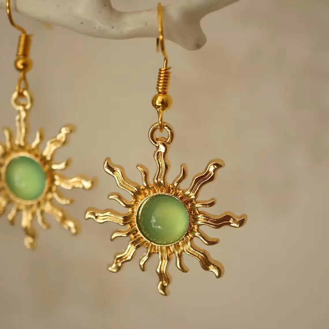 Vintage Sun Earring Fashion Bohemian Jewelry Accessories Green Stone Gothic Gold Color Sun Pendant Cold Wind Ear Hook 250617